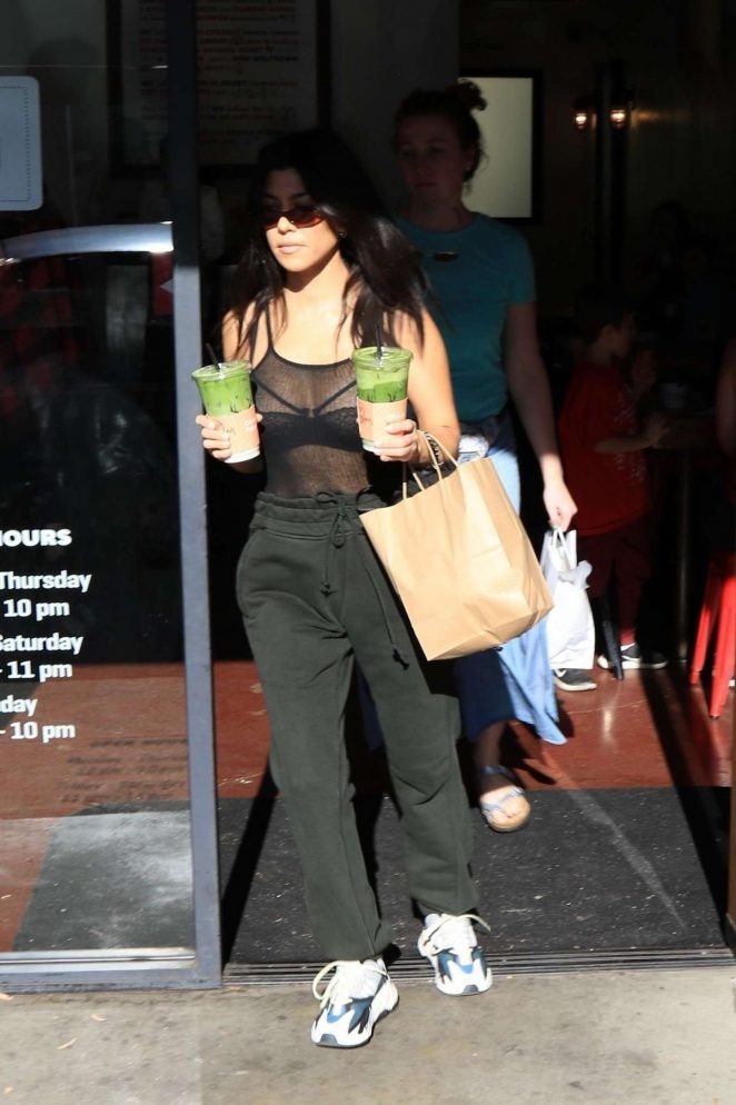 Kourtney Kardashian grabs Ice Cream from Fatamorgana Gelato in Studio City