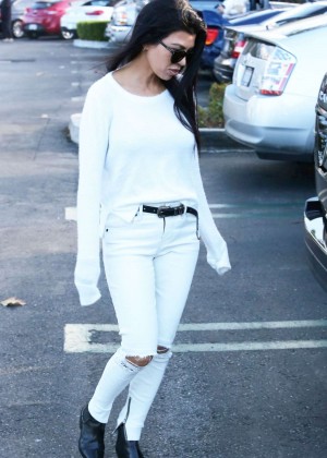 Kourtney Kardashian in Ripped Jeans at Marmalade Cafe in Calabasas