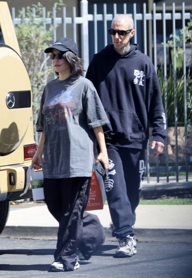 Kourtney Kardashian - Pick up green smoothies with Travis Barker in Los Angeles