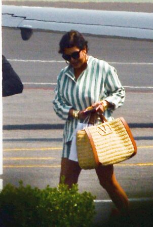 Kris Jenner - Spotted returning to Los Angeles