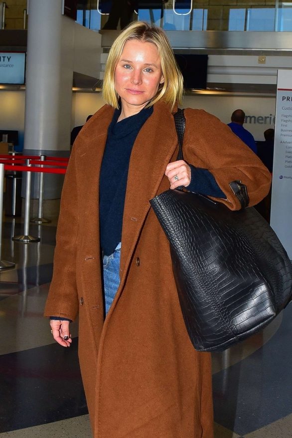 Kristen Bell - Arrives at LAX Airport in Los Angeles
