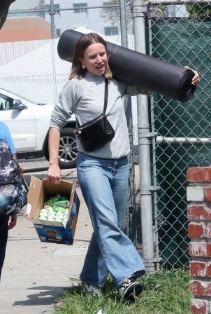 Kristen Bell - Carries some supplies to her daughter's school in Los Angeles