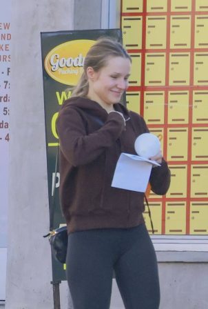 Kristen Bell - Enjoys a breakfast in Los Feliz