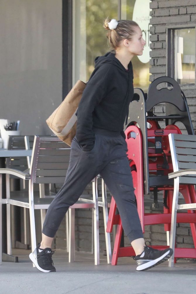 Kristen Bell - Exiting a yoga studio in Los Feliz
