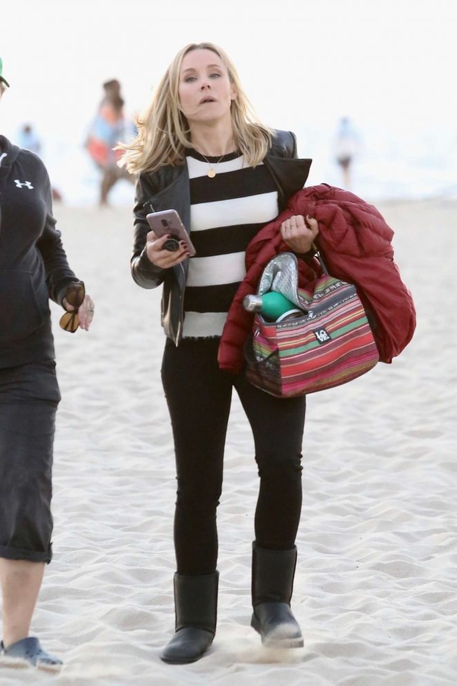 Kristen Bell - Films a scene for the show 'Veronica Mars' on Hermosa Beach