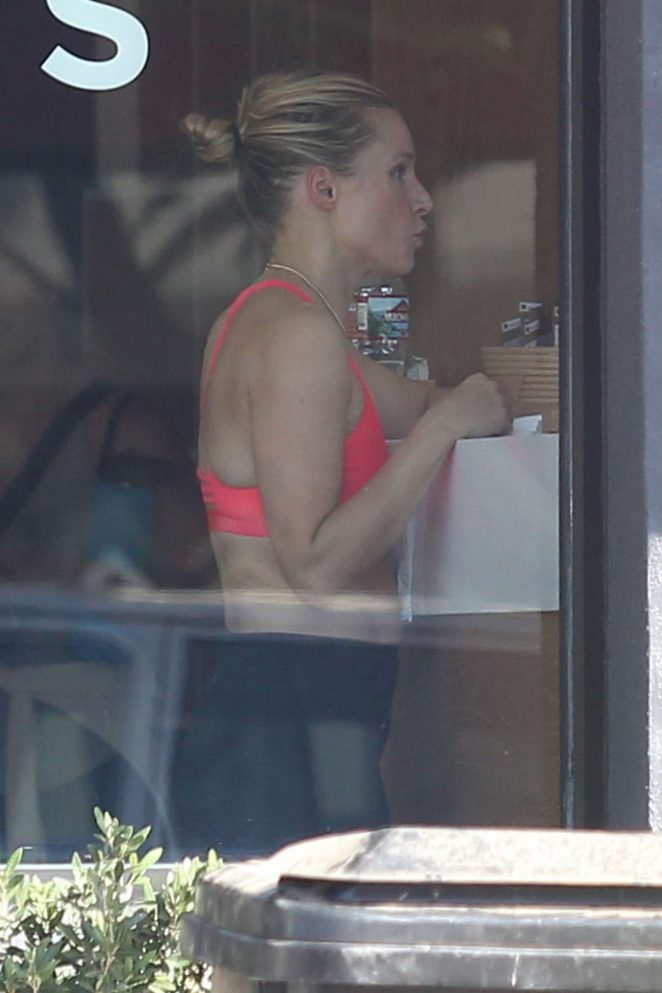 Kristen Bell - Finishes up her morning workout in LA