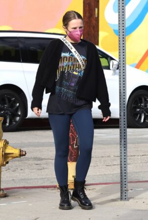 Kristen Bell - Goes for errands in Los feliz