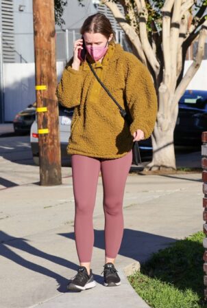 Kristen Bell - In a blush leggings during her daily morning walk in Los Feliz