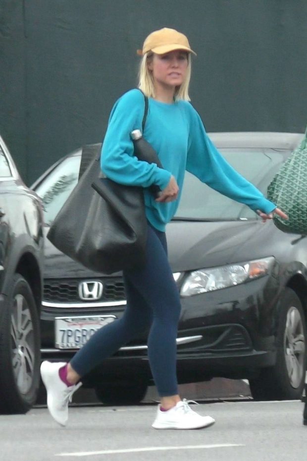 Kristen Bell - Leaves a yoga class in Los Feliz
