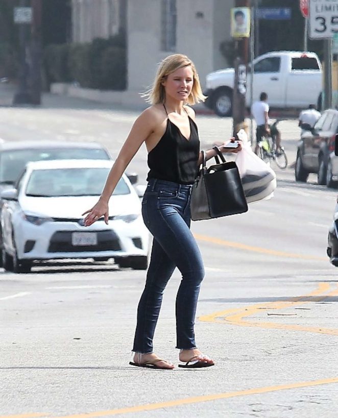 Kristen Bell - Leaving a nail salon in Los Angeles