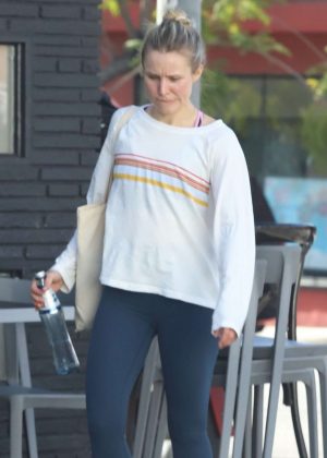 Kristen Bell - Leaving a pilates class in Los Feliz