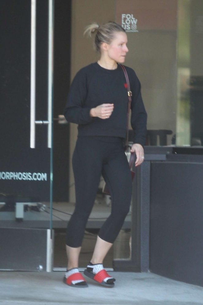 Kristen Bell - Leaving her pilates in Los Angeles