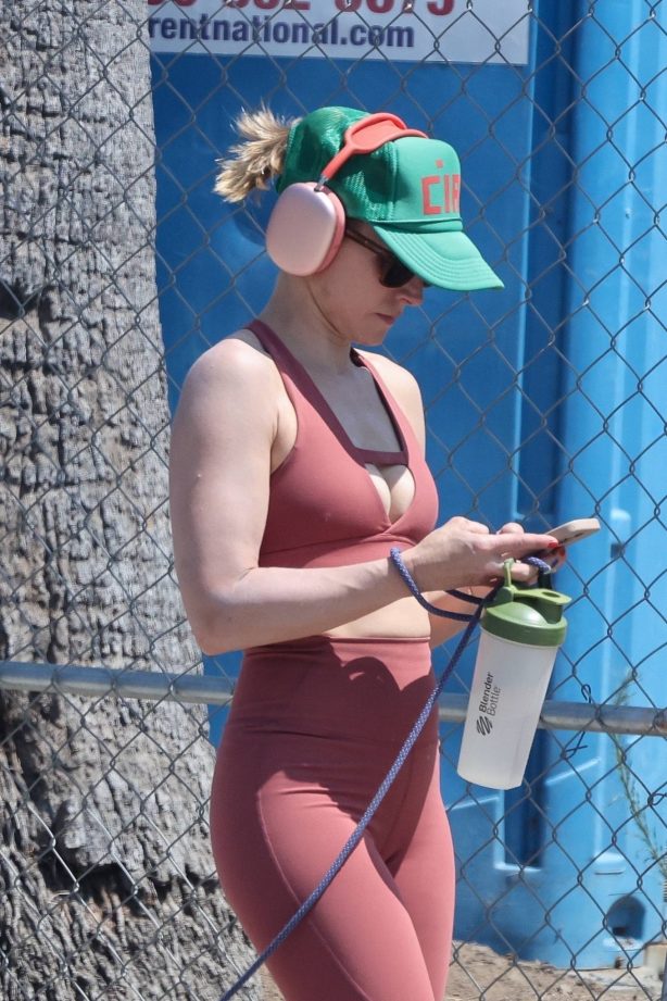 Kristen Bell - Looks fit on a power walk in Los Feliz