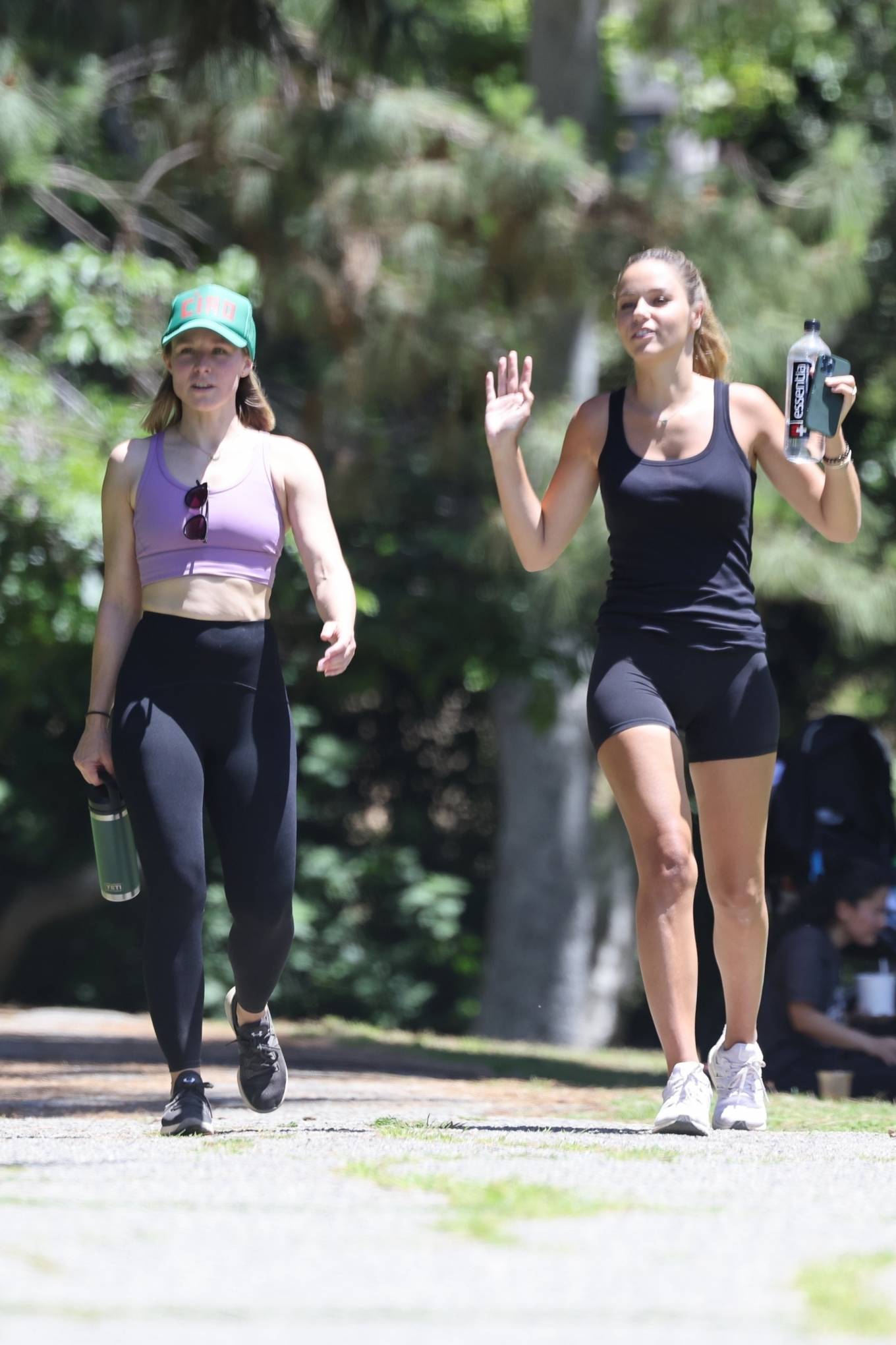 Kristen Bell 2022 : Kristen Bell – On a walk with a friend through Los Feliz-03