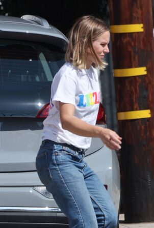 Kristen Bell - Out and about in Los Angeles