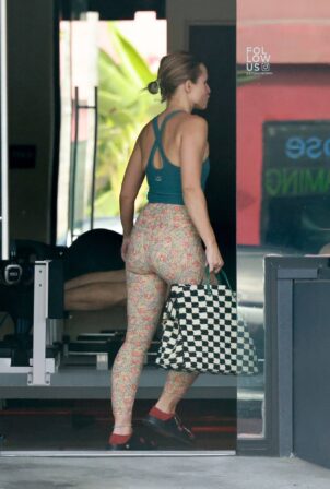 Kristen Bell - Out for a morning pilates session in Los Feliz