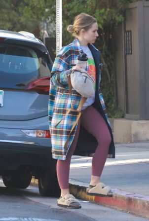 Kristen Bell - Out for a workout in Los Feliz