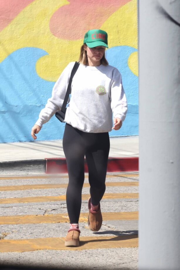 Kristen Bell - Out in workout gear in Los Angeles