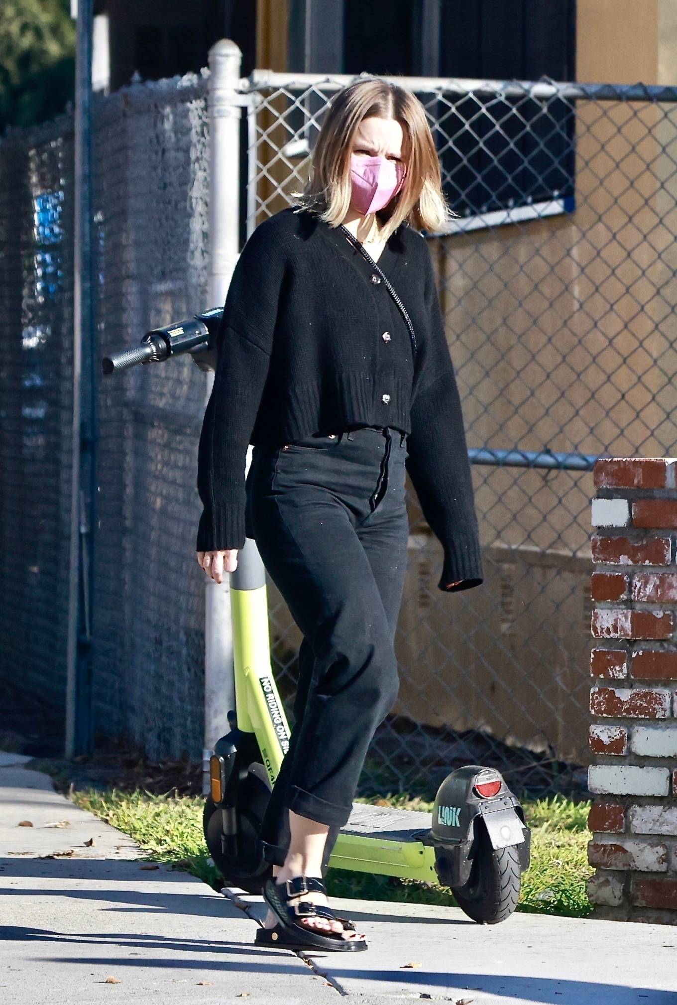 Kristen Bell 2022 : Kristen Bell – Pick up her daughter from school in Los Angeles-05