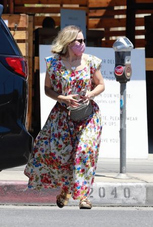 Kristen Bell - picking up food in Los Feliz