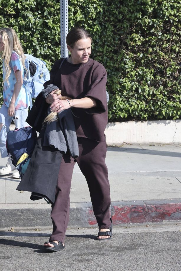 Kristen Bell - Picks up daughter from school in Los Angeles