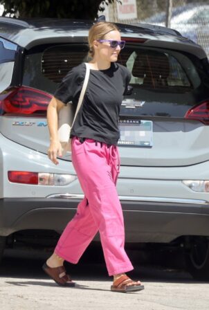 Kristen Bell - Run errand in Los Angeles