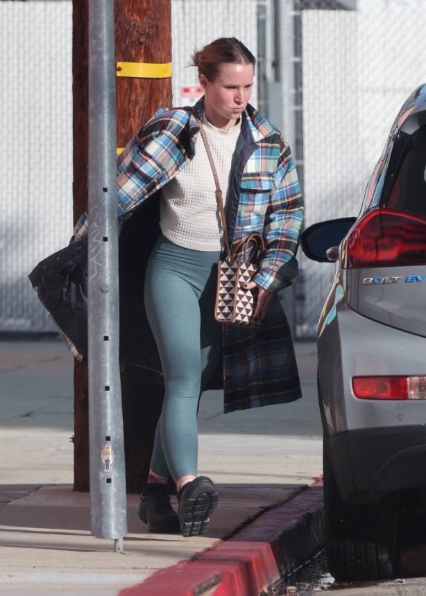 Kristen Bell - Running errands in Los Angeles