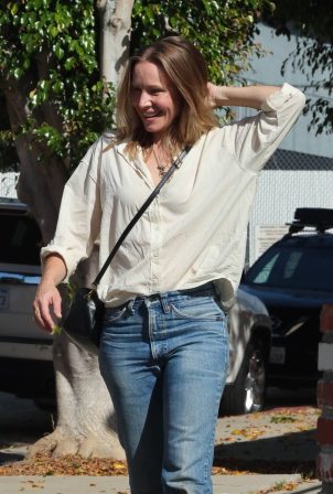 Kristen Bell - Running some errands in Los Angeles