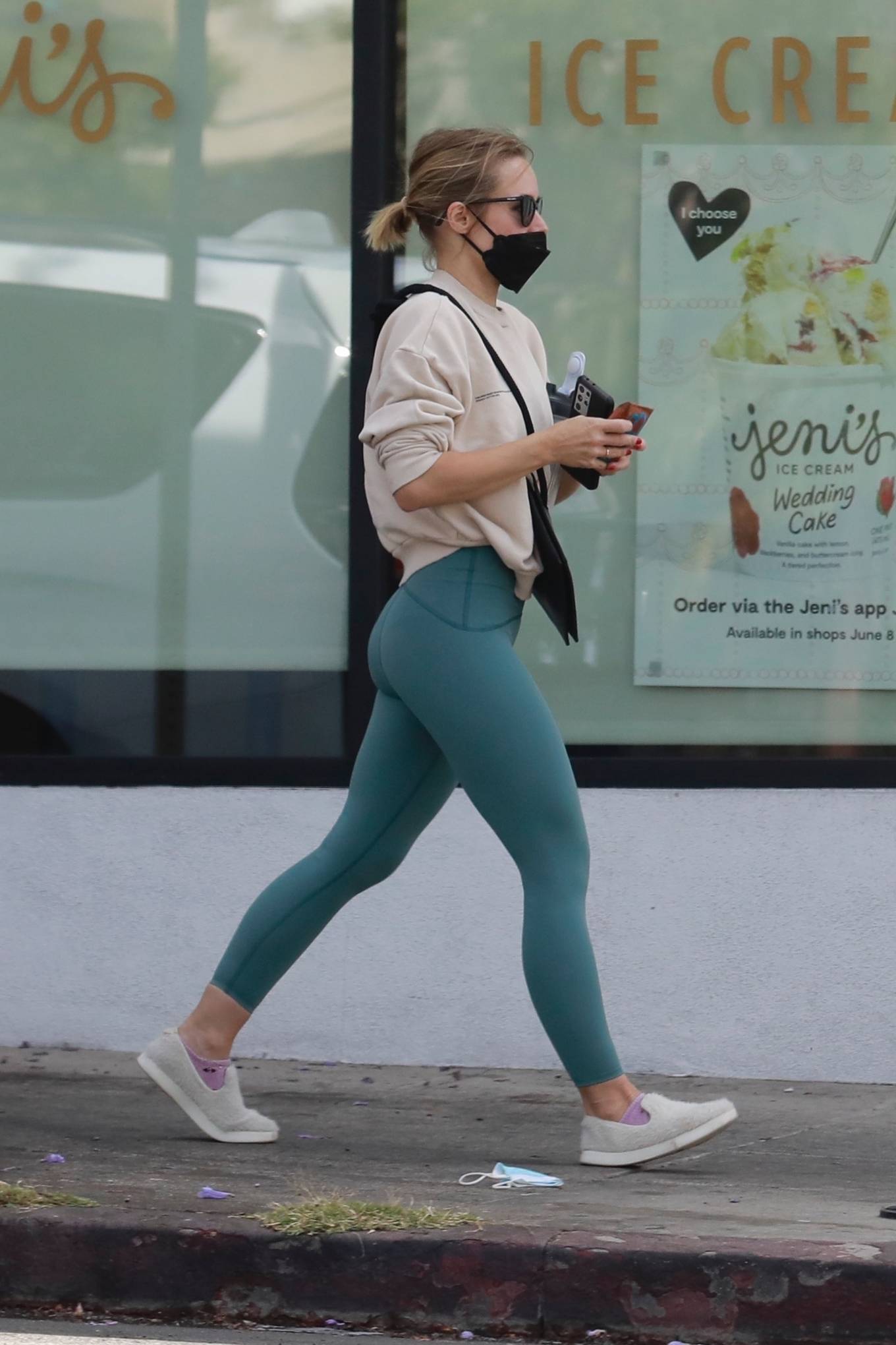 Kristen Bell 2021 : Kristen Bell – Seen at the gym in Los Feliz-04