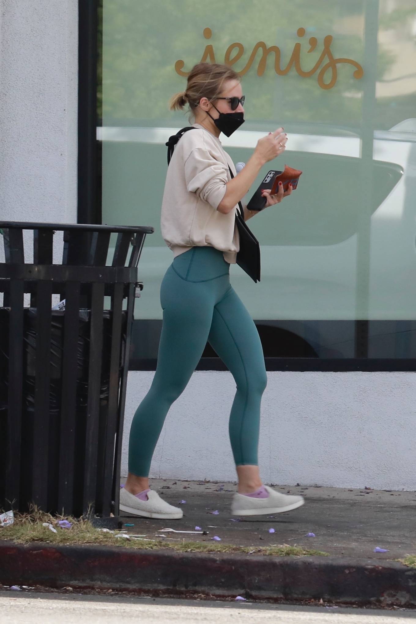 Kristen Bell 2021 : Kristen Bell – Seen at the gym in Los Feliz-13