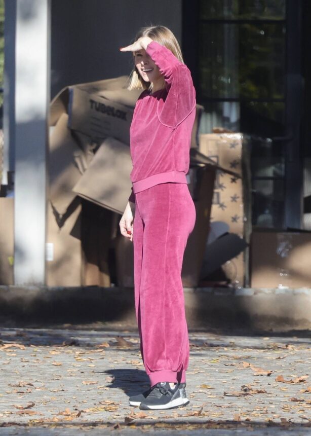 Kristen Bell - Seen outside her house in Los Feliz