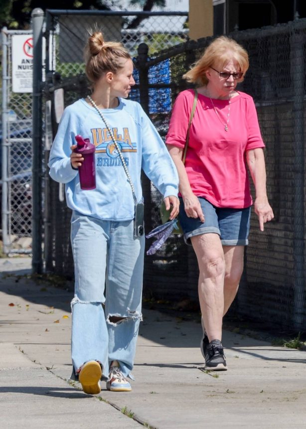 Kristen Bell - Seen with her mother Lorelei Bell in Los Angeles