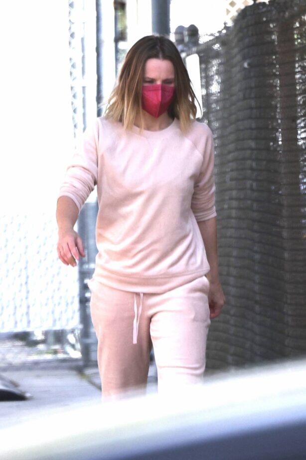 Kristen Bell - Steps out for a walk in Los Feliz
