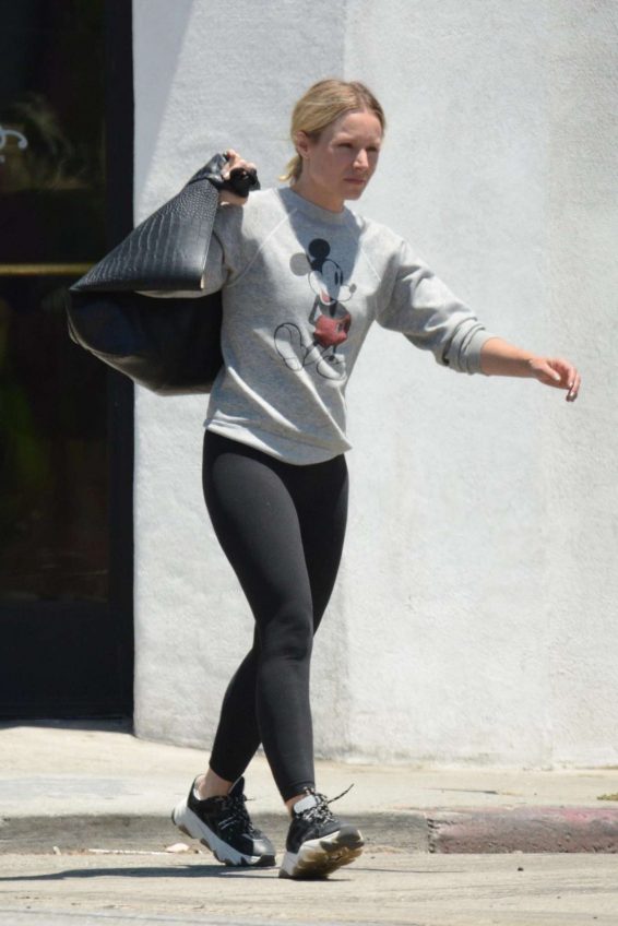 Kristen Bell - Walks to the gym in Studio City