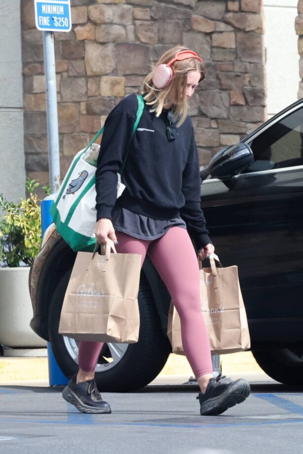 Kristen Bell - Wear pink headphones at Gelson's in Los Feliz