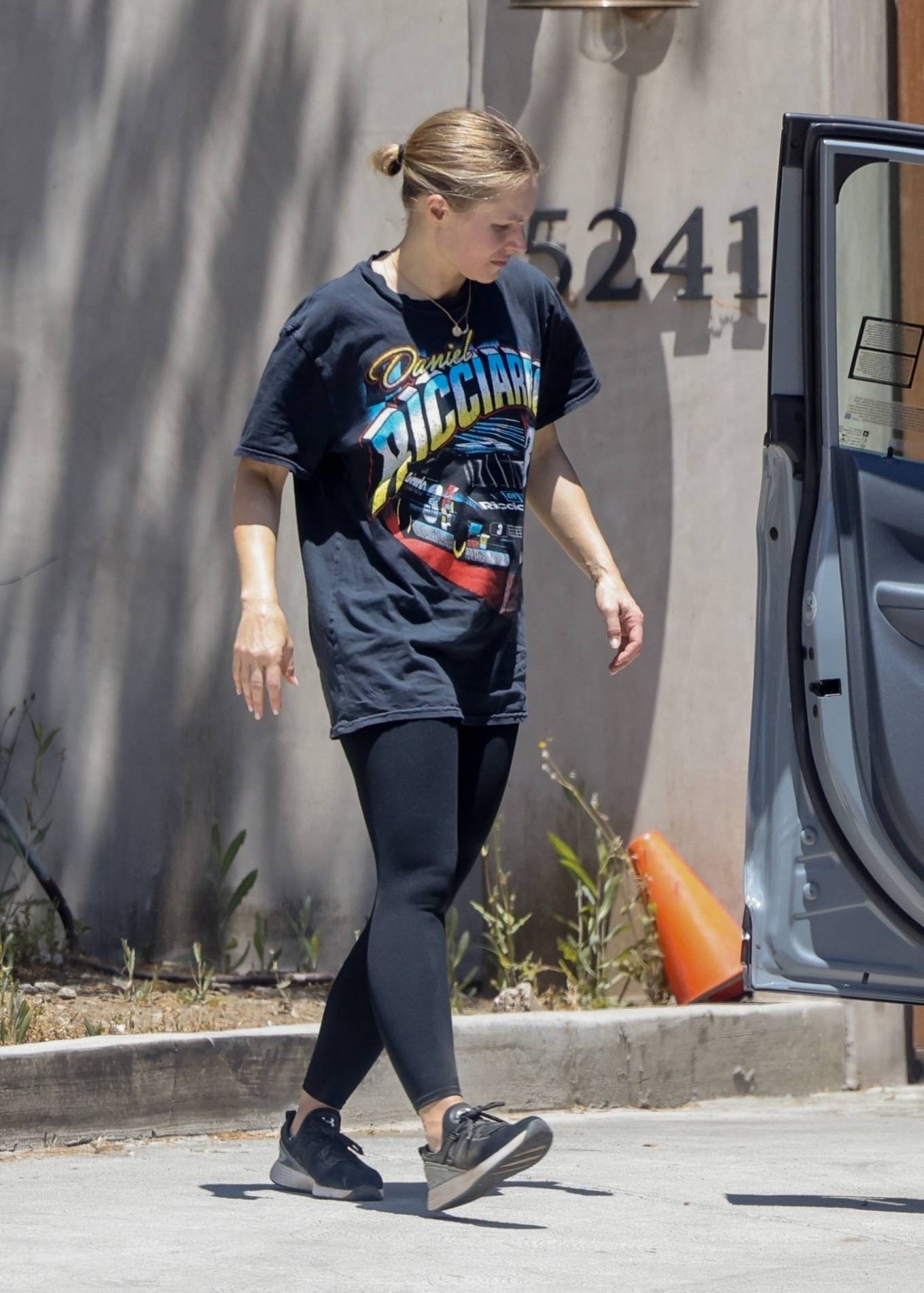 Kristen Bell 2022 : Kristen Bell – Wearing a Daniel Ricciardo tee and black leggings in Los Feliz-02