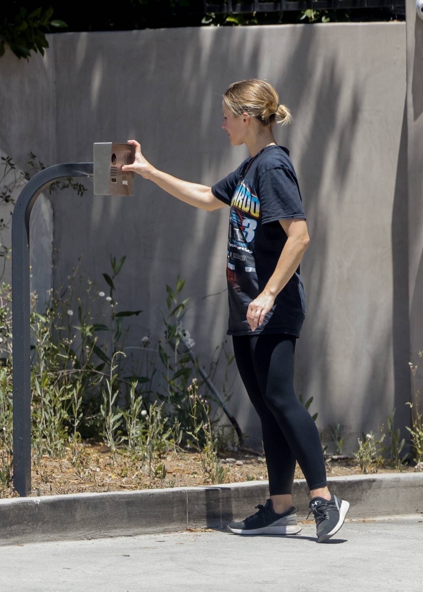 Kristen Bell 2022 : Kristen Bell – Wearing a Daniel Ricciardo tee and black leggings in Los Feliz-05