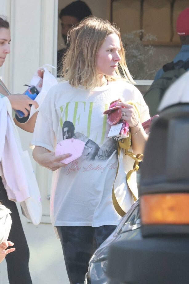 Kristen Bell - Wearing an oversized tee in Los Feliz