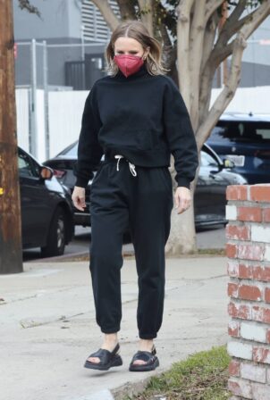 Kristen Bell - Wears black sweatpants on her daily errands in Los Angeles