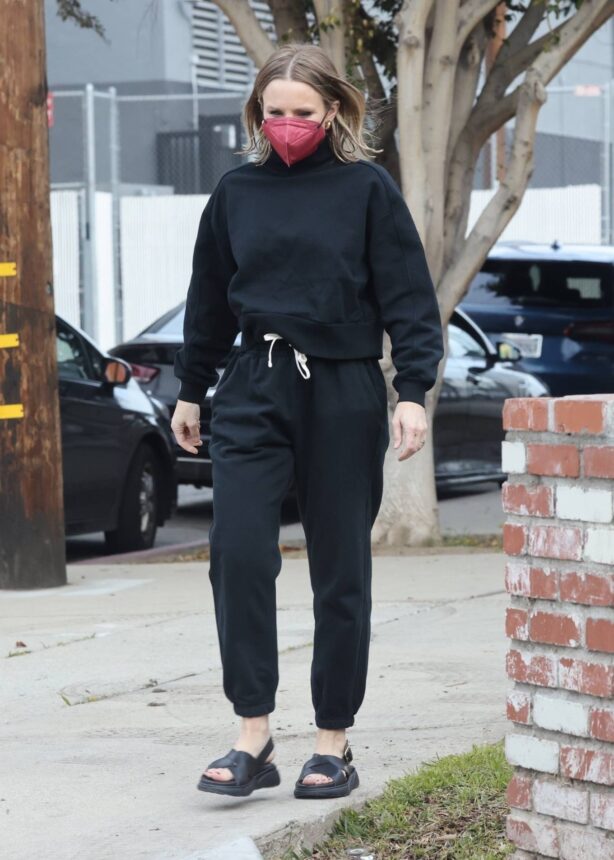 Kristen Bell - Wears black sweatpants on her daily errands in Los Angeles