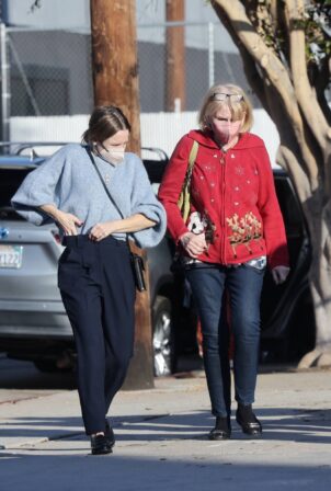 Kristen Bell - With her mother pick out a Christmas Tree in Los Feliz