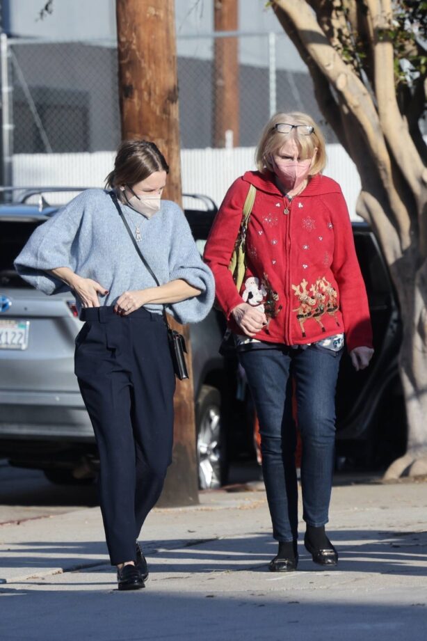 Kristen Bell - With her mother pick out a Christmas Tree in Los Feliz