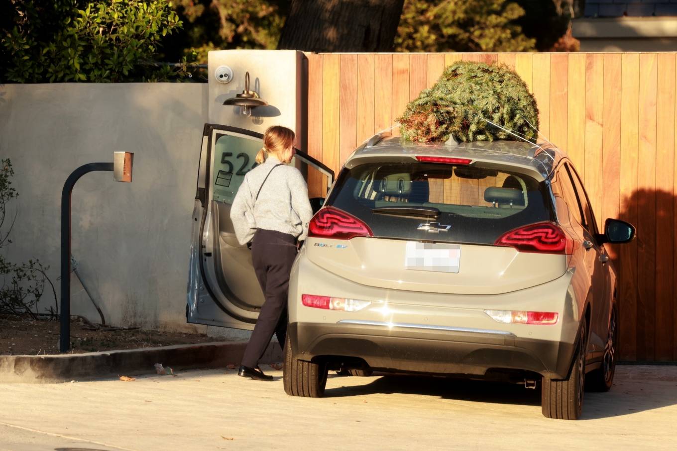Kristen Bell 2021 : Kristen Bell – With her mother pick out a Christmas Tree in Los Feliz-04