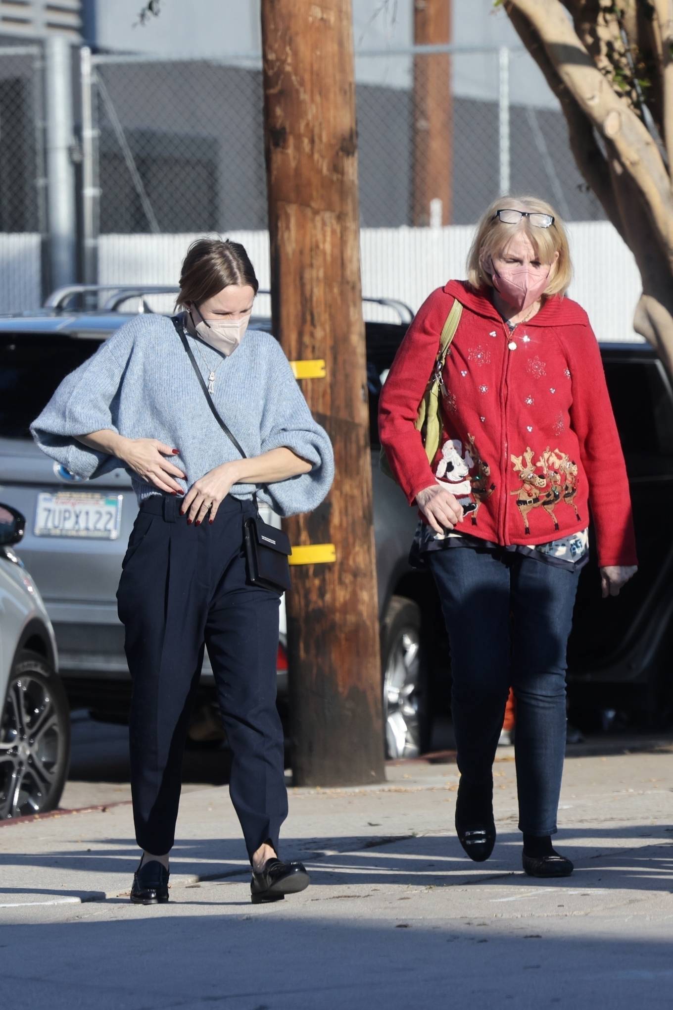 Kristen Bell 2021 : Kristen Bell – With her mother pick out a Christmas Tree in Los Feliz-06