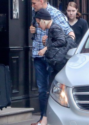 Kristen Stewart - Arrives at her hotel in London