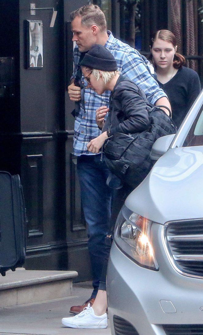 Kristen Stewart - Arrives at her hotel in London