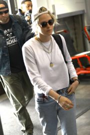 Kristen Stewart - Arrives at Los Angeles International Airport