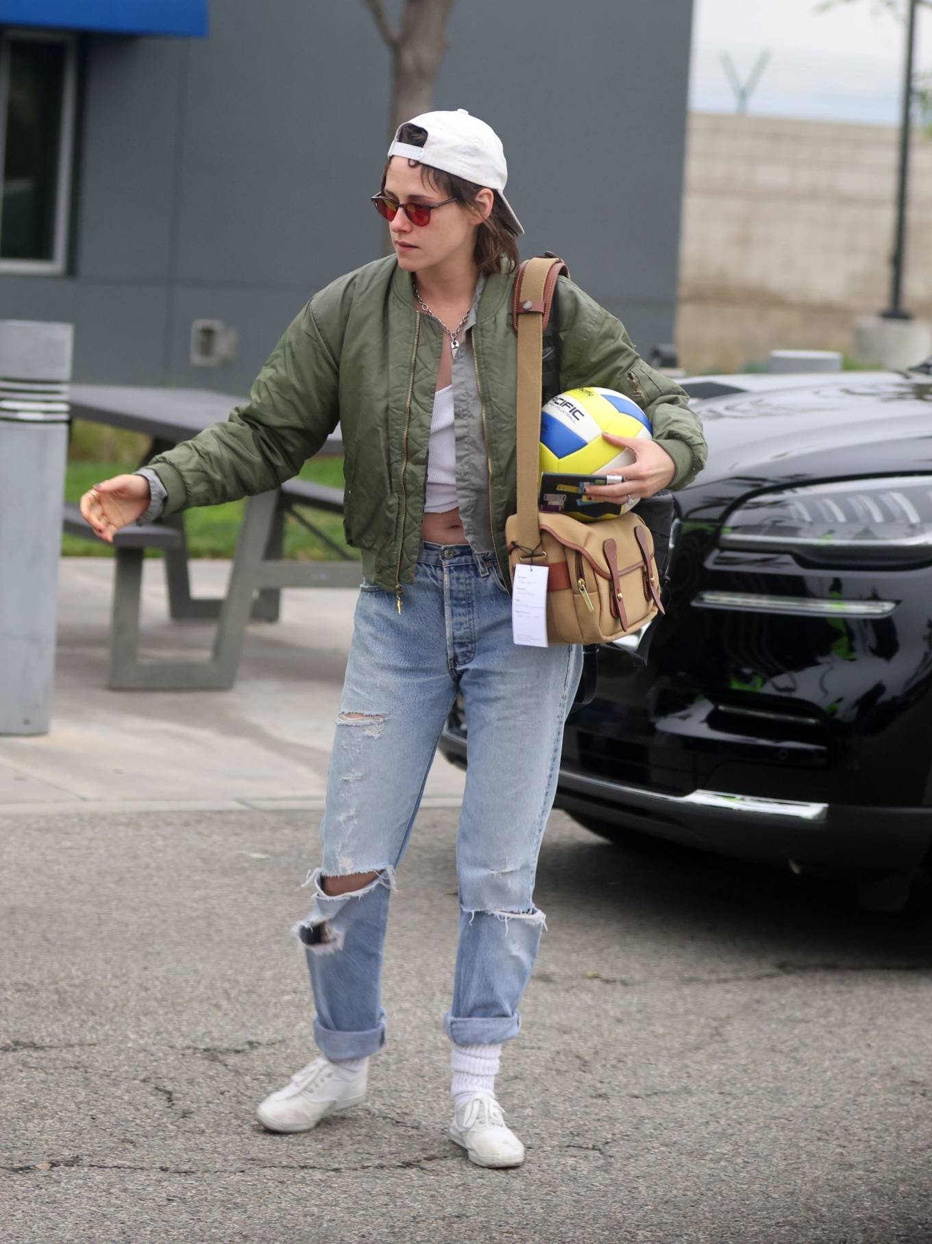 Kristen Stewart 2023 : Kristen Stewart – Carries a ball as she arrives back in Los Angeles-02