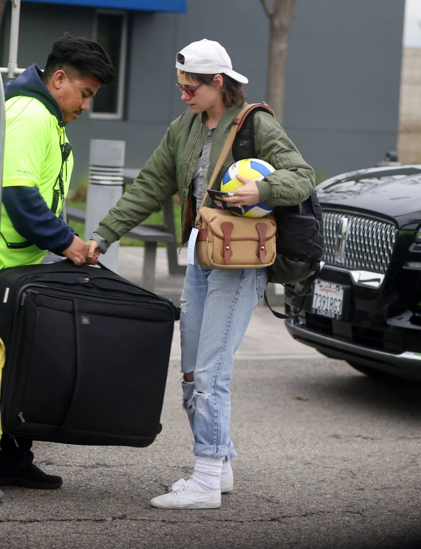 Kristen Stewart 2023 : Kristen Stewart – Carries a ball as she arrives back in Los Angeles-03