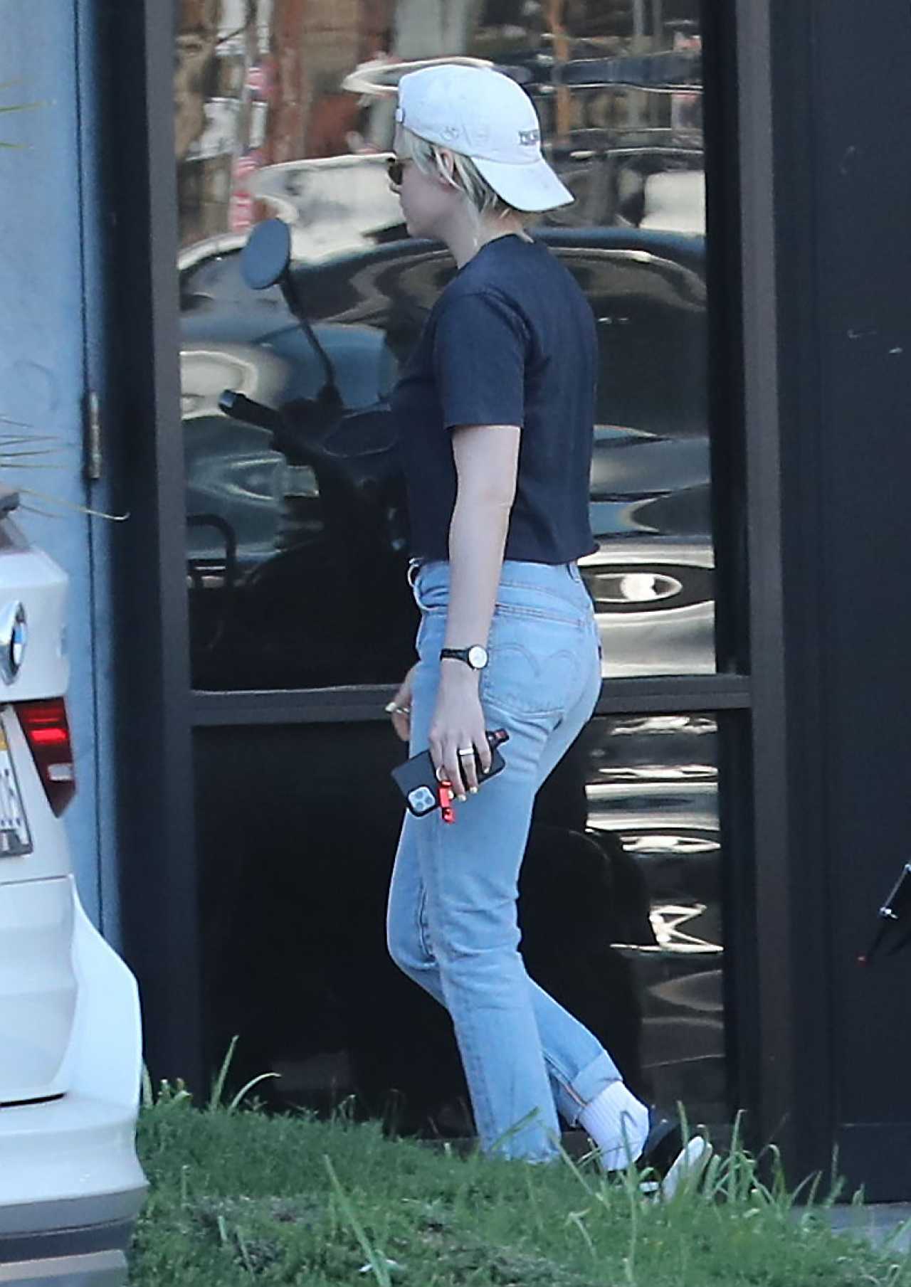 Kristen Stewart casual style â€“ Shopping for guitars in Los Feliz